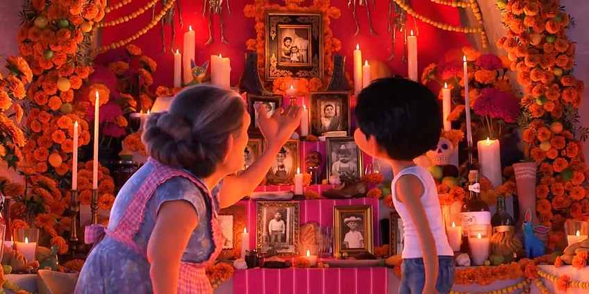 Hector et sa grand-mère regardent l'autel